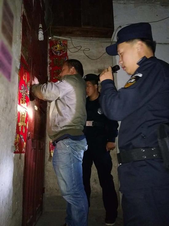 甘南粗心妈妈误将幼女锁家中 