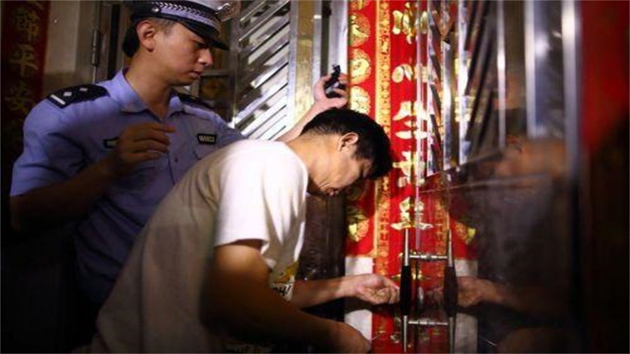 甘南请开锁师傅开了锁后，师傅